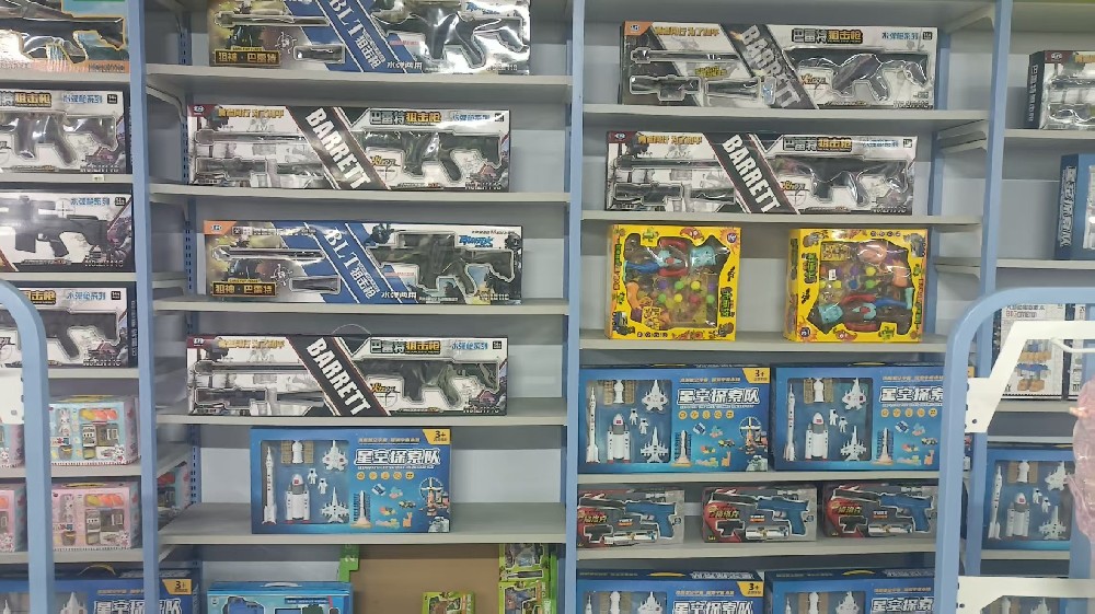 男孩玩具